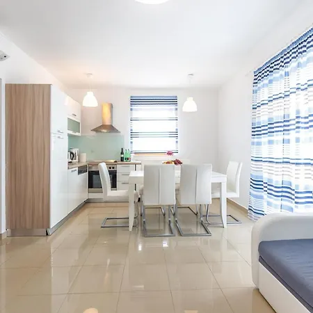 Guest house Apartments Rina 4*